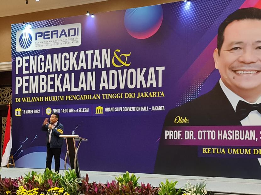 Ketua Umum Dewan Pimpinan Nasional Perhimpunan Advokat Indonesia (DPN Peradi) Otto Hasibuan resmi mengangkat 782 advokat di wilayah hukum Pengadilan Tinggi DKI Jakarta. Otto Hasibuan menyoroti seorang pengacara yang kerap pamer kekayaan dan bergaya hidup borjuis.
