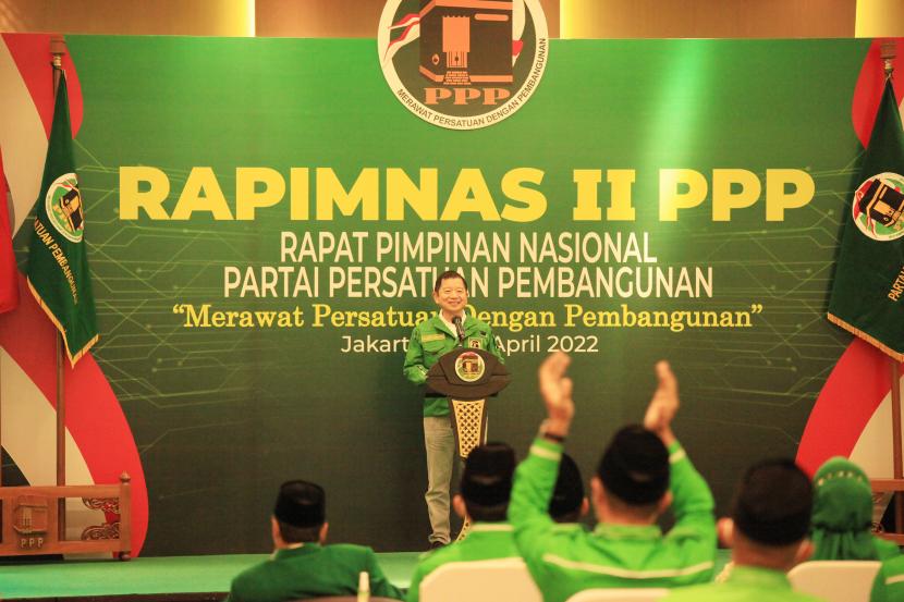 Ketua Umum DPP Partai Persatuan Pembangunan (PPP) Suharso Monoarfa (tengah) memberikan pidato politik saat Pembukaan Rapat Pimpinan Nasional Partai Persatuan Pembangunan (PPP) II di Jakarta, Jumat (15/4/2022). Rapimnas II Partai Persatuan Pembangunan (PPP) tersebut mengusung tema Merawat Persatuan Dengan Pembangunan yang berlangsung 15-16 April 2022.