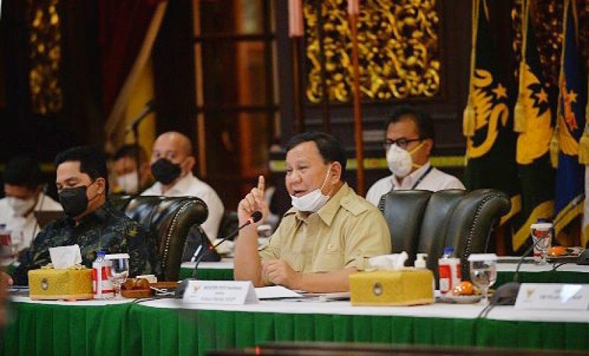 Menteri Pertahanan (Menhan) Prabowo Subianto bersama Menteri BUMN Erick Thohir.