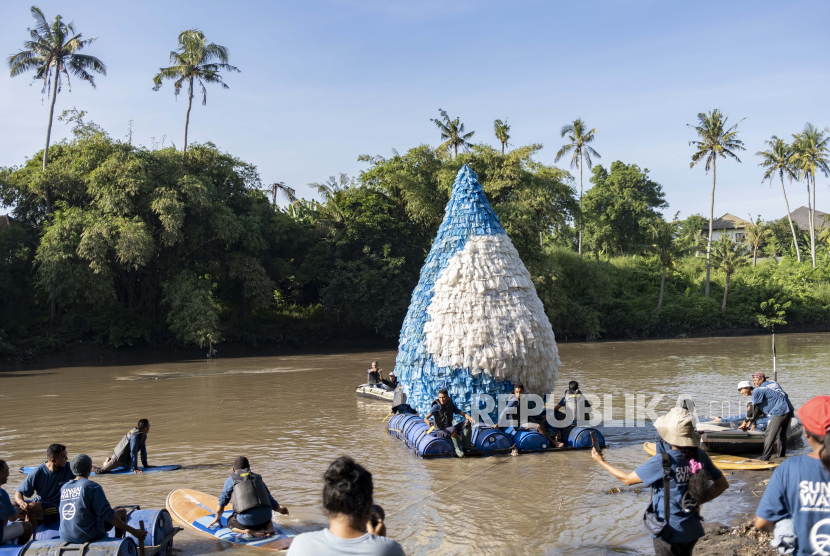 Aktivis lingkungan mengapung simbol tetesan air yang terbuat dari sampah plastik di sungai selama kampanye untuk menandai Hari Air Sedunia di Bali, 22 Maret 2022. Komponen sampah plastik dapat terpecah menjadi mikroplastik ataupun nano plastik yang bisa memengaruhi kualitas air bersih.