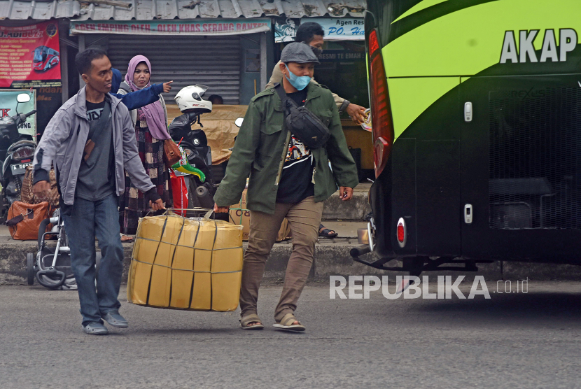 Sejumlah calon penumpang angkutan umum yang akan mudik menggotong barang bawaan mereka menuju bus di Terminal Bus Pakupatan Kota Serang, Banten, Jumat (22/4/2022). Pengamat Tata Kota Nirwono Joga menilai, akan terjadi lonjakan pendatang baru ke kota-kota besar seperti Jakarta.