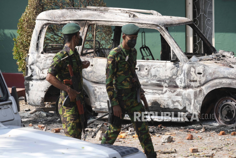 Pasukan komando polisi Sri Lanka tiba di lingkungan kediaman pribadi presiden Sri Lanka Gotabaya Rajapaksa yang dirusak menyusul bentrokan di Kolombo, Sri Lanka, Jumat, 1 April 2022.