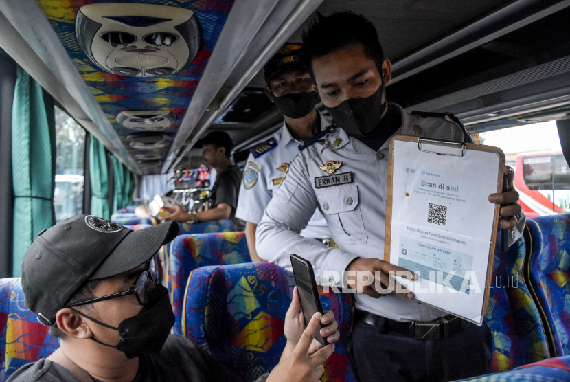 Penumpang bus memindai kode batang melalui aplikasi PeduliLindungi di Terminal Cicaheum, Kota Bandung. Legislator meminta AS jangan cari kesalahan dengan tuding PeduliLindungi langgar HAM.