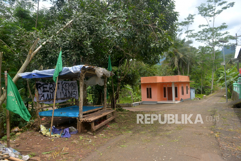 Pertigaan tempat aparat berjaga sudah kosong di Desa Wadas, Purworejo, Jawa Tengah, Senin (14/2/2022). Kegiatan warga berlangsung normal pascapenarikan aparat kepolisian dari Desa Wadas. Kondisi desa juga mulai kondusif pascapenangkapan warga pekan lalu. Diketahui 63 warga ditangkap kepolisian bersamaan dengan pengukuran tanah warga yang setuju dengan penambangan batu andesit untuk Bendungan Bener di Wadas.