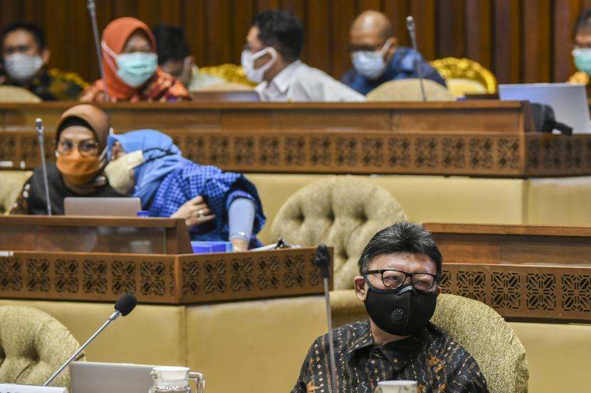 Menteri Pendayagunaan Aparatur Negara dan Reformasi Birokrasi (PANRB) Tjahjo Kumolo (kanan) bersiap mengikuti rapat kerja dengan Komisi II DPR di Kompleks Parlemen, Senayan, Jakarta, Rabu (24/3/2021). Rapat kerja tersebut membahas rekrutmen CPNS tahun 2021