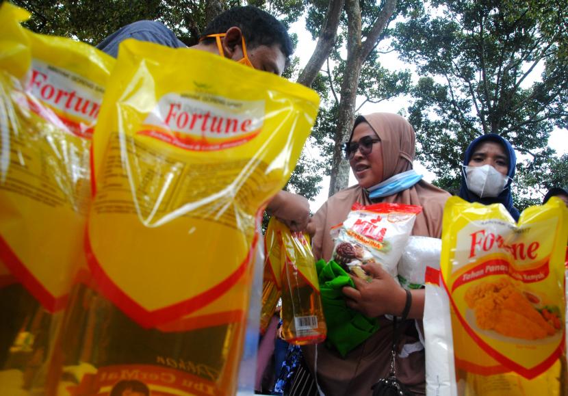 Warga membeli minyak goreng kemasan di Kelurahan Rancamaya, Kota Bogor, Jawa Barat, Rabu (16/3/2022). Pemkot Bogor mencatat ada sebanyak 1.680 PKL calon penerima BLT minyak goreng.