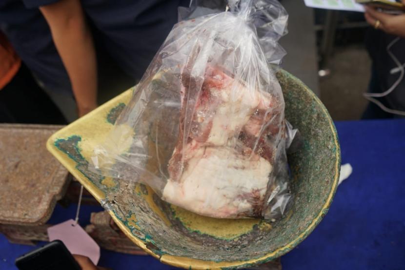 Oplosan daging celeng dan sapi (ilustrasi).  Pemerintah Kota Bogor, Jawa Barat memastikan tidak ada daging sapi maupun ayam oplosan menjelang Ramadhan 1443 Hijriah di daerahnya karena telah melalui uji sampel bersama tim kesehatan pangan. Kepala Dinas Ketahanan Pangan dan Pertanian (DKPP) Anas Rasmana di Kota Bogor, Sabtu, mengatakan ketersediaan pangan yang rentan isu oplosan menjadi perhatian selama Ramadhan.