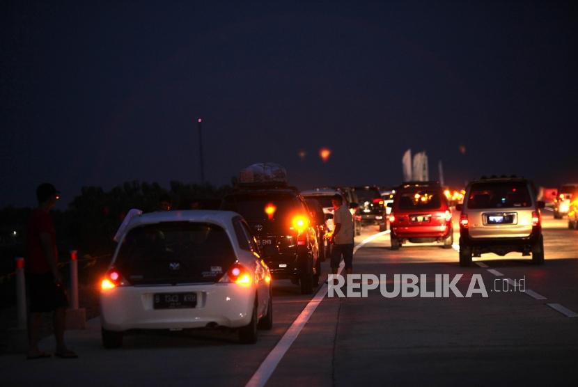 Selama berada di jalan tol, pemudik diminta tidak beristirahat di bahu jalan tol.