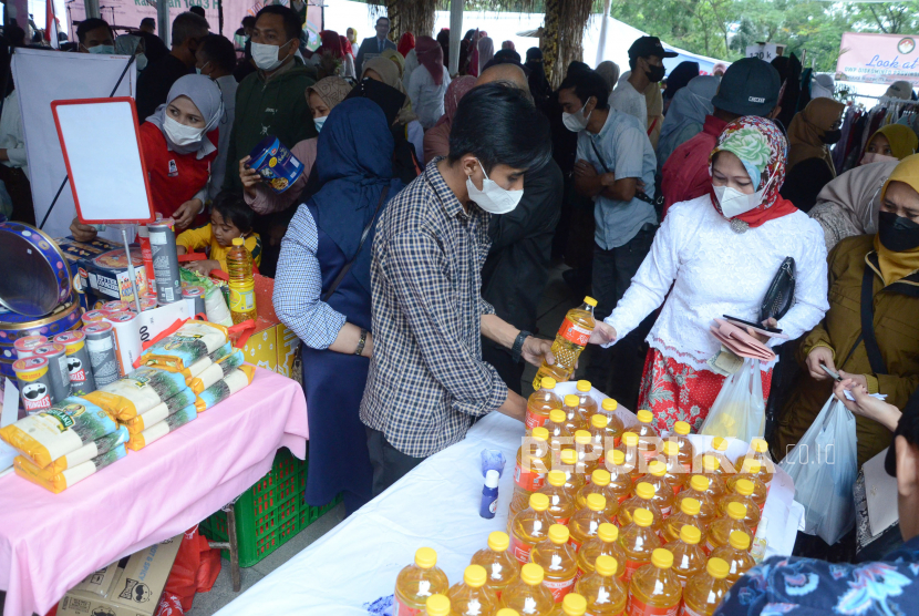 Pengunjung antre minyak goreng. Anggota Kompolnas menilai Polri siap siaga dalam penanganan kasus mafia minyak goreng