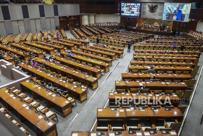 Suasana Rapat Paripurna dengan agenda pembicaraan tingkat II dan pengambilan keputusan terhadap RUU tentang Tindak Pidana Kekerasan Seksual dalam Rapat Paripurna DPR RI ke-19 Masa Persidangan IV Tahun Sidang 2021-2022 di Kompleks Parlemen, Jakarta, Selasa (12/4/2022). Dalam Rapat Paripurna tersebut DPR menetapkan tiga rancangan RUU terkait pemekaran wilayah Papua menjadi RUU inisiatif DPR yaitu RUU Provinsi Papua Selatan, RUU Provinsi Papua Tengah, RUU Provinsi Pegunungan Tengah.