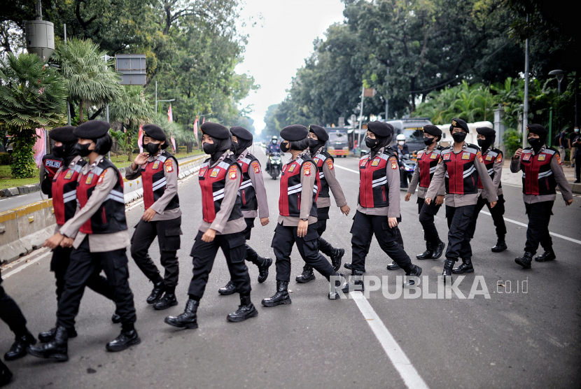 Personel Kepolisian berjaga di area titik aksi di kawasan Patung Kuda, Jakarta, Senin (11/4/2022). Polda Metro Jaya mengerahkan 5.626 personel gabungan termasuk dari Mabes Polri dan Kodam Jaya untuk menjaga keamanan saat rencana aksi mahasiswa di sekitar Patung Kuda, Monas, Jakarta Pusat. Republika/Thoudy Badai