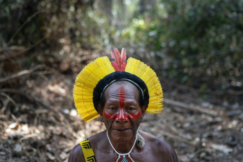 Ketua suku asli di desa Krimej, Kadjyre Kayapo dari suku Kayapo berfoto dengan latar belakang hutan yang dibuka oleh penebang hutan ilegal di perbatasan tanah pribumi Menkragnotire dan Biological Reserve Serra do Cachimbo, bagian dari hutan Amazon di Altamira, negara bagian Para, Brasil, Sabtu (31/8).