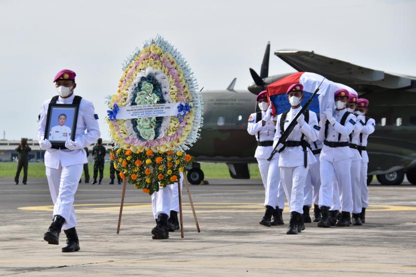 Sejumlah prajurit Marinir TNI AL mengangkat peti jenazah prajurit Korps Marinir Praka Marinir Anumerta Dwi Miftachul Achyar setibanya di Base Ops Bandara Juanda Surabaya, Jawa Timur. Ahad (24/4/2022). Praka Marinir Anumerta Dwi Miftachul Achyar anggota Yon Taifib 2 Pasmar 2 yang tergabung dalam Satgas Trisula gugur akibat serangan yang dilakukan oleh KSTP (Kelompok Separatis Teroris Papua) di sekitar Kalikote, Kenyam, Nduga, Papua pada Sabtu (23/4/2022) tersebut selanjutnya dibawa ke kampung halaman di Babat, Lamongan, Jawa Timur untuk dimakamkan secara militer.