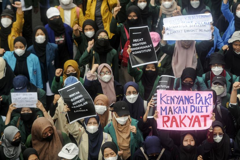 Sejumlah massa aksi dari Badan Eksekutif Mahasiswa Seluruh Indonesia (BEM SI) melaksanakan demonstrasi di depan Gedung DPR, Jakarta, Senin (11/4/2022).