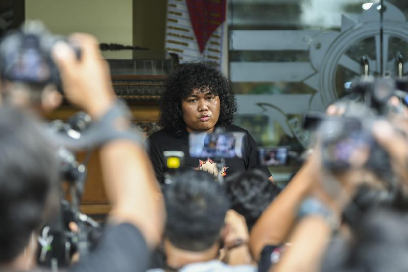 Komedian Marshel Widianto menjawab pertanyaan wartawan usai menjalani pemeriksaan penyidik di Polda Metro Jaya, Jakarta, Kamis (7/4/2022). Marshel diperiksa sebagai saksi karena diduga menjadi salah satu pembeli konten pornografi Dea OnlyFans lewat layanan Google Drive.