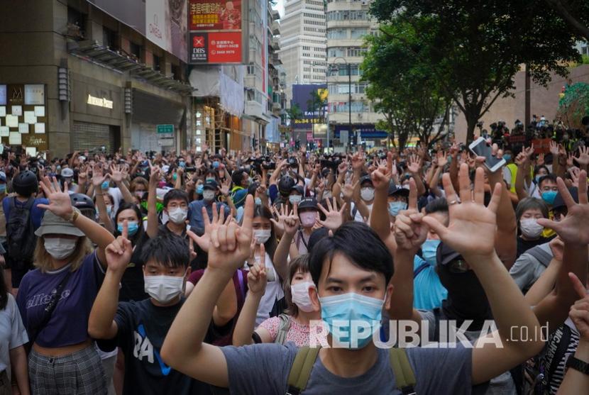 Para pengunjuk rasa menentang undang-undang keamanan nasional yang baru dengan lima jari, menandakan Lima tuntutan - tidak kurang pada peringatan penyerahan Hong Kong ke China dari Inggris di Hong Kong, Rabu, Juli. 1, 2020. Kepolisian Hong Kong menangkap enam orang aktivis atas tuduhan menghasut dan melanggar undang-undang keamanan nasional.
