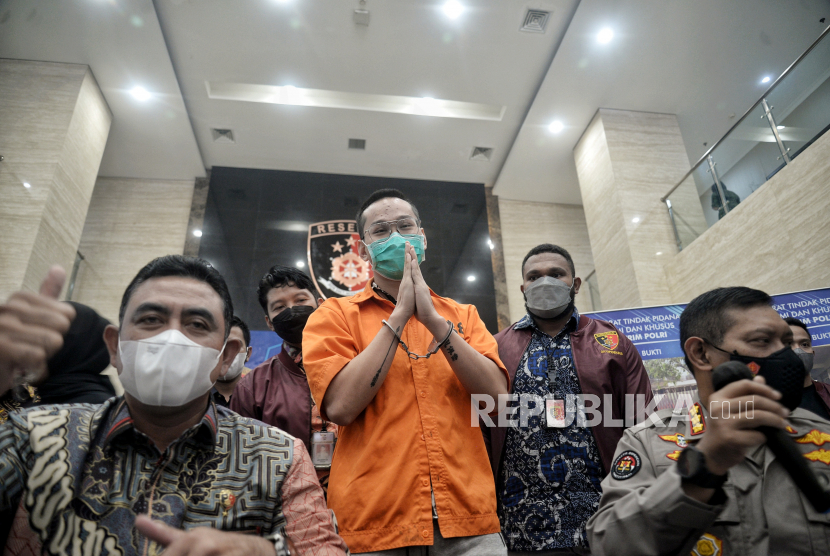 Tersangka kasus dugaan investasi ilegal melalui aplikasi binomo, Indra Kesuma atau Indra Kenz menyampaikan permintaan maaf saat konferensi pers di Bareskrim Mabes Polri, Jakarta, Jumat (25/4/2022). Bareskrim Polri telah menyita sejumlah aset milik tersangka senilai Rp 55 miliar diantaranya dua unit kendaraan mobil Tesla, Ferrari, 6 unit rumah di Sumatera dan Tangerang, Jam tangan, handphone dan uang tunai sekitar Rp 1,2 miliar. Republika/Thoudy Badai