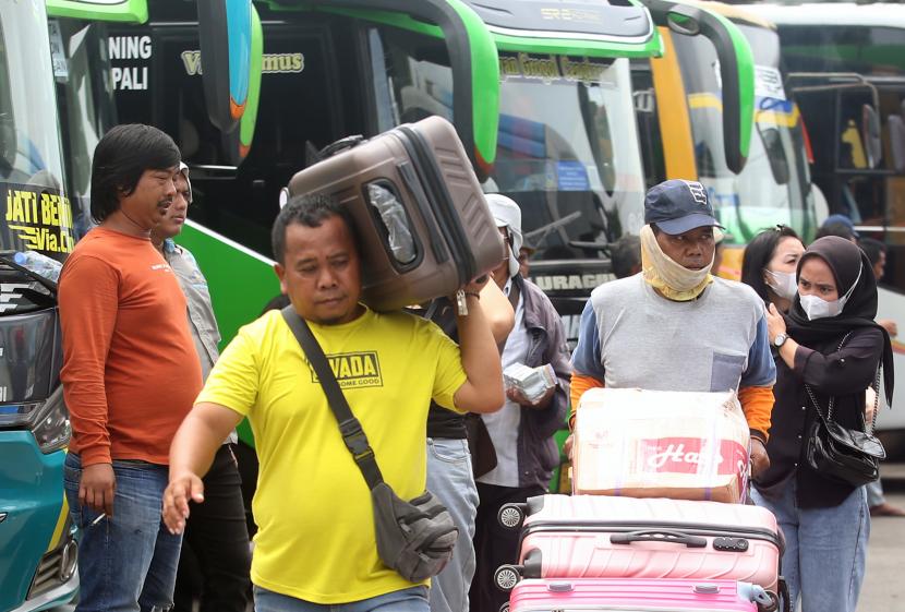 Pemudik membawa barangnya menuju ruang tunggu keberangkatan bus di Terminal Kalideres, Jakarta Barat, Kamis (28/4/2022).