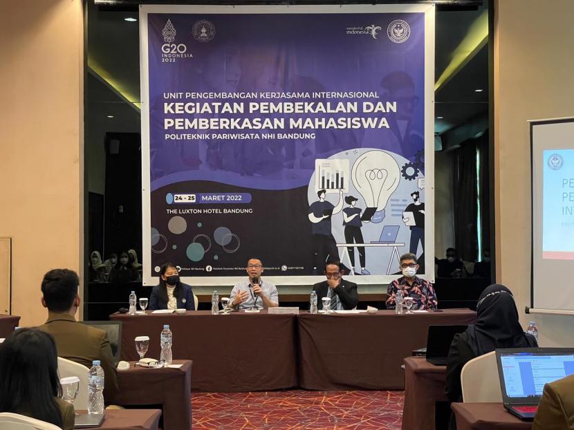 Politeknik Pariwisata NHI Bandung (Poltekpar NHI Bandung) bekerja sama di bidang akademik dengan universitas asing.