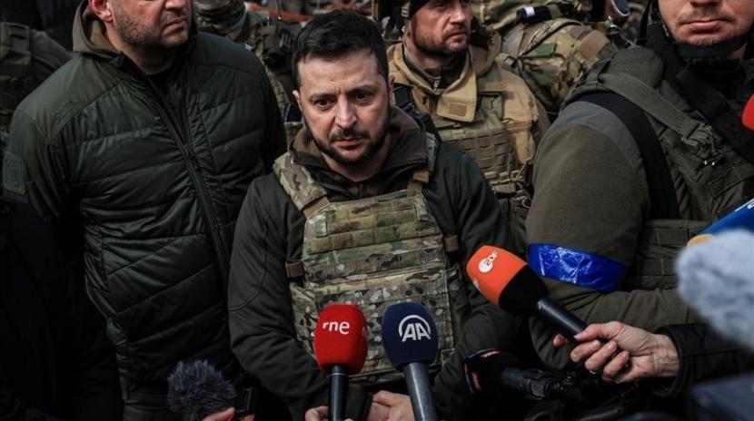 Zelenskyy mengunjungi kota Bucha, tempat pasukan Ukraina menemukan mayat warga sipil