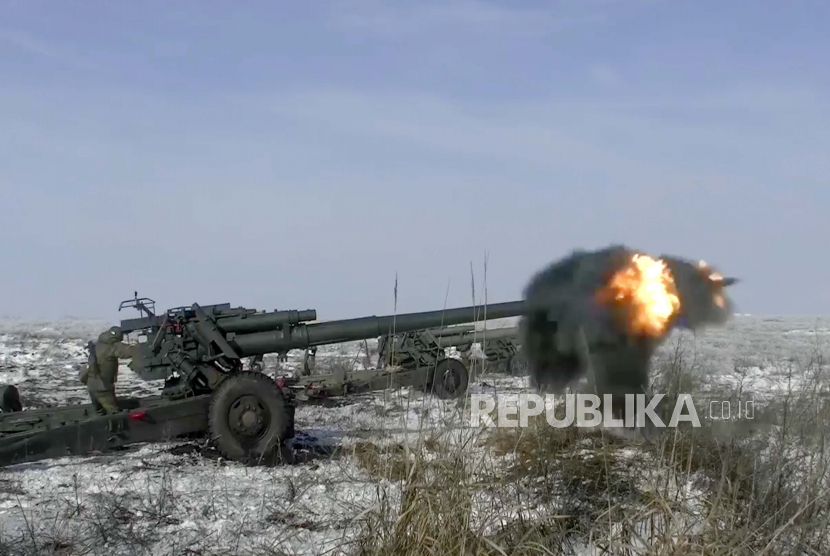 FILE - Dalam foto yang diambil dari video yang disediakan oleh Layanan Pers Kementerian Pertahanan Rusia pada hari Jumat, 28 Januari 2022, pasukan Rusia menembakkan howitzer selama latihan di wilayah Rostov selama latihan militer di tempat pelatihan di wilayah Rostov, Rusia.