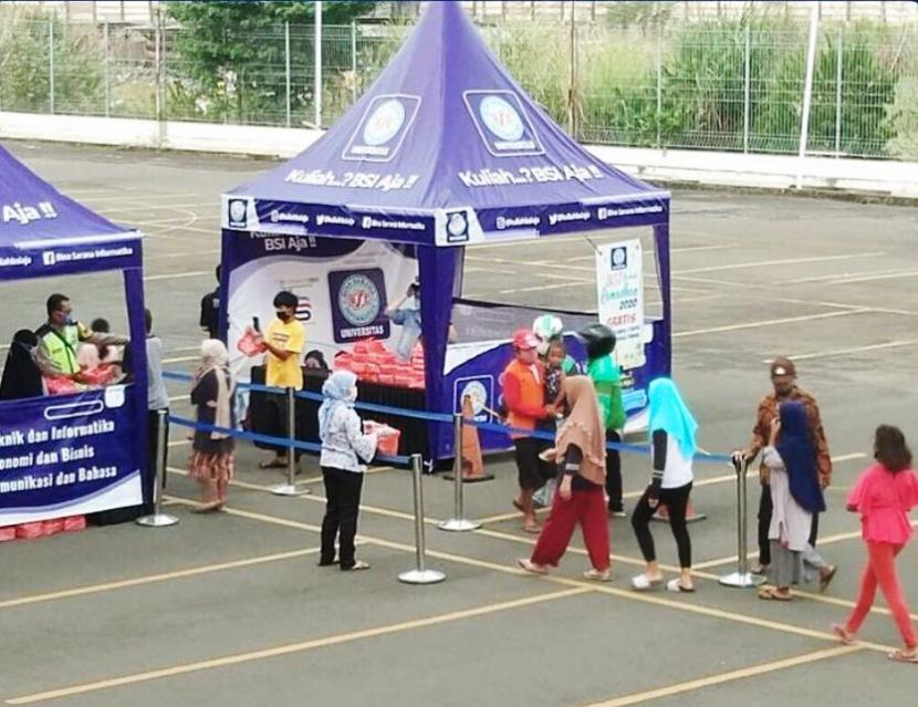 Salah satu kegiatan BSI Berbagi Sesama Insan.