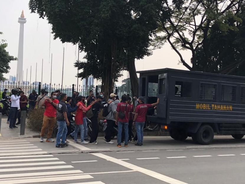 Pelajar yang mengaku anak SMA-STM diamankan pihak kepolisian di kawasan Monas dan Parkir IRTI, Senin (11/4).