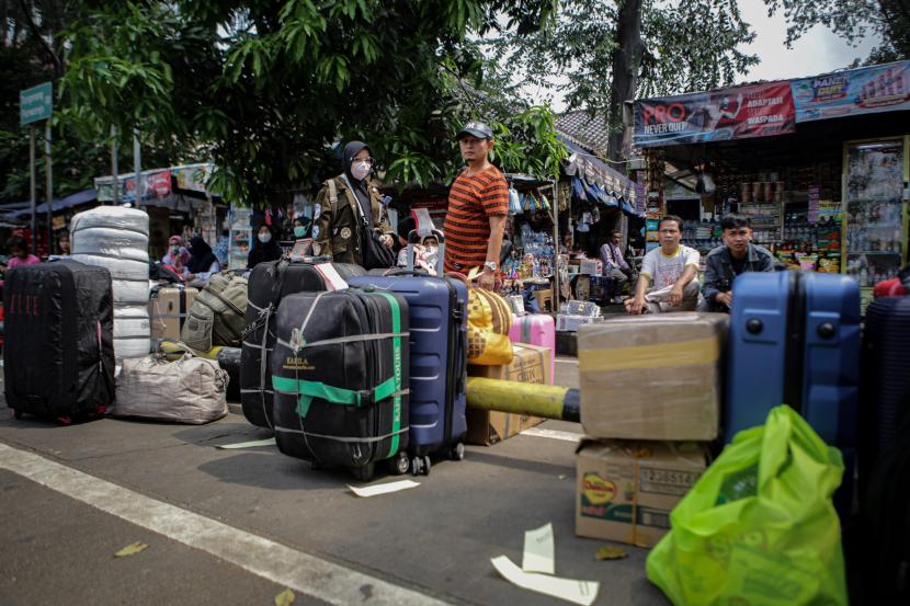 Sejumlah calon penumpang bus menunggu jadwal keberangkatannya di Terminal Poris Plawad, Kota Tangerang, Banten, Senin (18/4/2022). Memasuki minggu ketiga bulan Ramadhan, terminal tersebut terpantau mulai ramai pemudik.