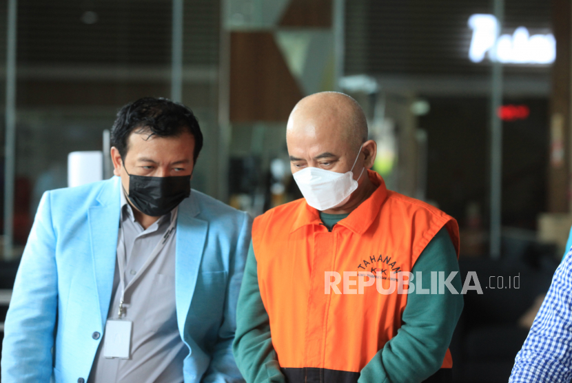 Tersangka Wali Kota Nonaktif Bekasi Rahmat Effendi (kanan) berjalan menuju mobil tahanan usai menjalani pemeriksaan di Gedung Merah Putih KPK, Jakarta, Kamis (28/4/2022). Rahmat Effendi diperiksa dalam kasus dugaan penerimaan suap pengadaan barang, jasa, serta lelang jabatan di Pemkot Bekasii.