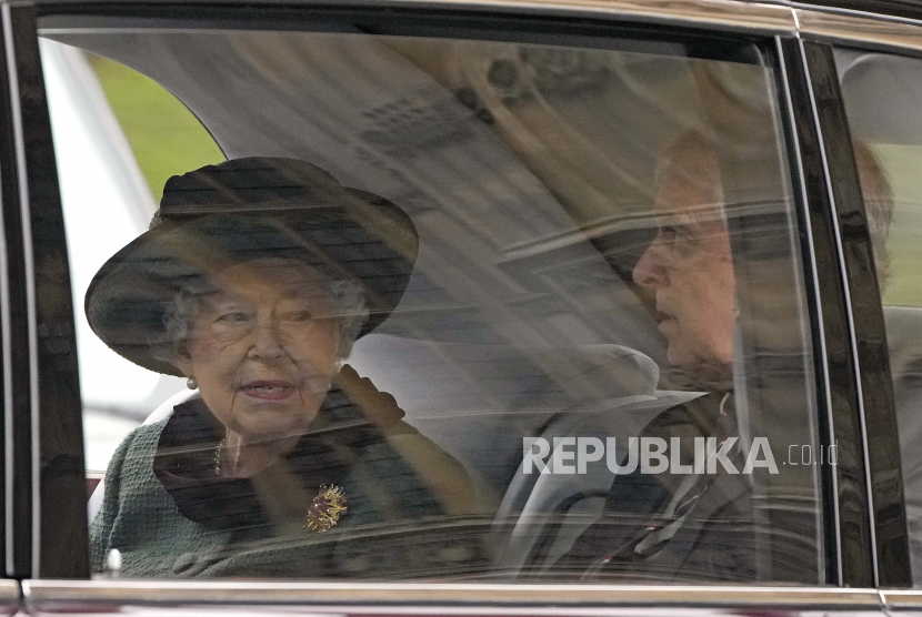Ratu Inggris Elizabeth II berkendara dengan mobilnya bersama putranya Pangeran Andrew setelah menghadiri Kebaktian Thanksgiving untuk kehidupan Pangeran Philip, Duke of Edinburgh di Westminster Abbey di London, Selasa, 29 Maret 2022. Ratu Inggris, Elizabeth II mengatakan Covid-19 telah membuat seseorang menjadi sangat lelah dan lunglai.