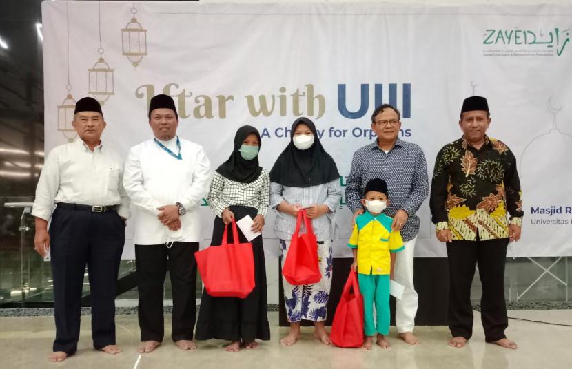 Rektor Universitas Islam Internasional (UIII) Prof Dr Komaruddin Hidayat (kedua dari kanan) berfoto bersama para penerima santunan yatim.