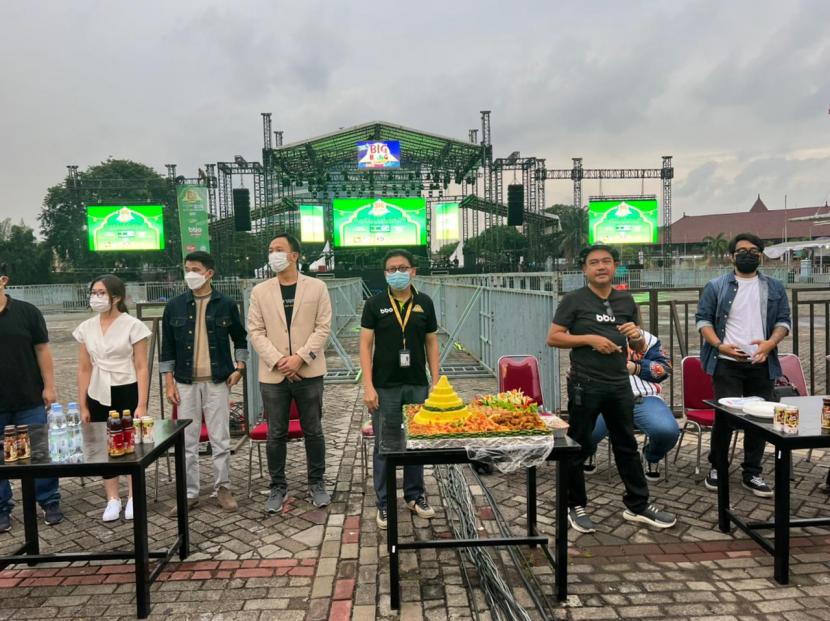 Panitia penyelenggara mengadakan doa bersama sebelum gelarang Big Bang 2022.