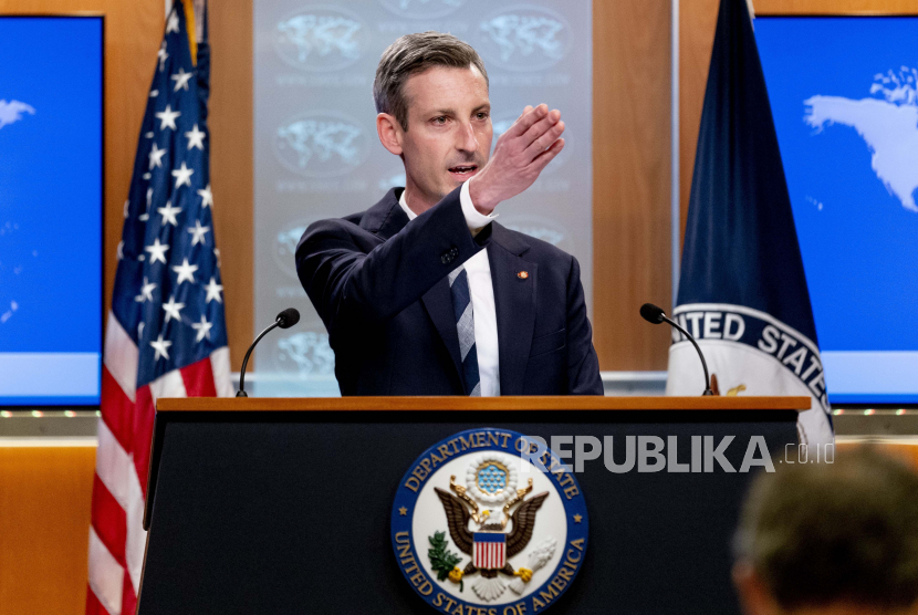 Juru bicara Departemen Luar Negeri Ned Price berbicara dalam konferensi pers di Departemen Luar Negeri di Washington, Senin, 28 Februari 2022.