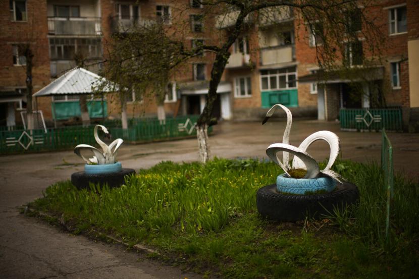 Dekorasi berbentuk angsa yang terbuat dari ban ditempatkan di jalan-jalan di kota Chernobyl yang sebagian ditinggalkan, Ukraina, Selasa, 26 April 2022. Rusia memperingatkan Inggris untuk berhenti memprovokasi Ukraina untuk menyerang sasaran di Rusia, Selasa (26/4/2022) waktu setempat.