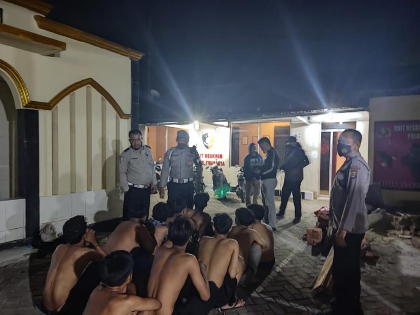 Polisi mengamankan sejumlah anak muda di Kabupaten Tangerang dan Kota Tangerang Selatan (Tangsel) yang melancarkan aksi tawuran di tengah berjalannya ibadah puasa Ramadhan 1443 Hijriyah.