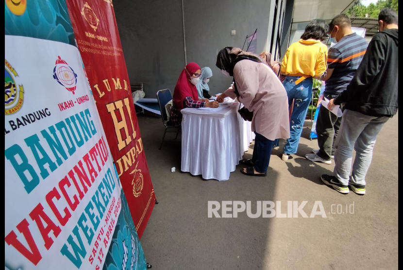 Suasana Bandung Vaccination Weekend di Pangkalan TNI AL (Lanal) Bandung, Sabtu (16/4). Penyuntikan Vaksin ketiga (Covid-19) ini diselenggarakan atas kerjasama Lama Bandung fan Ikatan Alumni Hubungan Internasional Universitas Padjadjaran (Ikahi Unpad). Vaksin booster menggunakan vaksin Pfizer dam Moderna Vaksinasi
