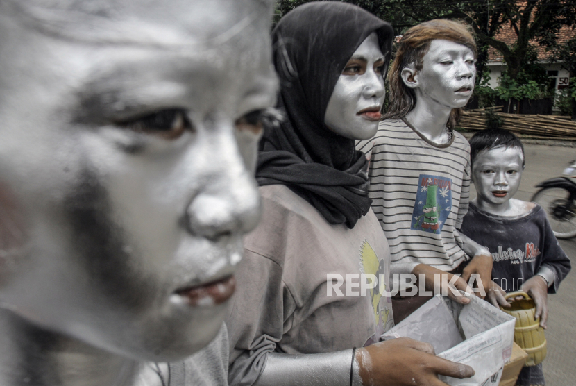 Sejumlah pengamen anak manusia silver. Satpol PP Jakbar melakukan razia manusia silver dan pengemis di kawasan Taman Sari.
