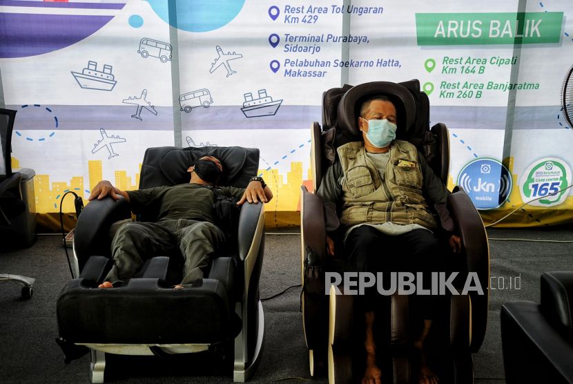Pemudik mencoba fasilitas pijat gratis di posko mudik BPJS Kesehatan di Terminal Pulo Gebang, Jakarta, Selasa (26/4/2022). BPJS Kesehatan mendirikan posko mudik saat arus mudik 2022 dibeberapa titik diantranya di Terminal Pulo Gebang, Rest Area Tol Cikampek KM 57, Rest Area Tol Unggaran KM 429, Terminal Purabaya Sidoarjo dan Pelabuhan Soekarno Hatta Makassar dengan fasilitas tes kesehatan gratis, layanan pijat. Republika/Thoudy Badai