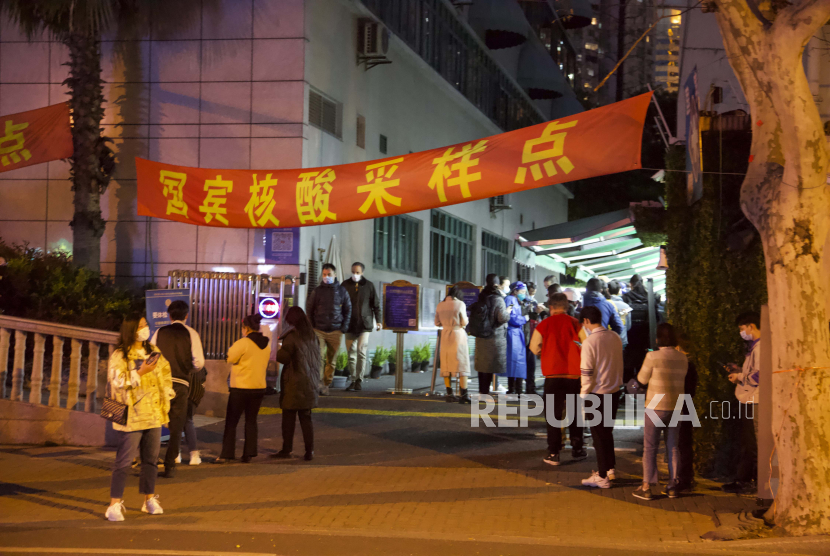 Warga mengantre untuk tes COVID di Shanghai, China, Selasa, 29 Maret 2022. Berbagai pelanggaran protokol kesehatan antipandemi COVID-19 di China marak terjadi dalam sebulan terakhir.