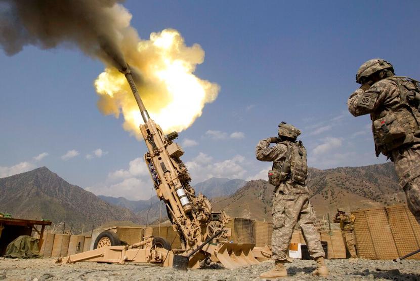 Sebuah peluru 155mm ditembakkan dari meriam Howitzer 777. Juru bicara Pentagon John Kirby mengatakan, separuh dari total 90 artileri berat howitzer yang dikirim Amerika Serikat (AS) telah tiba di Ukraina.