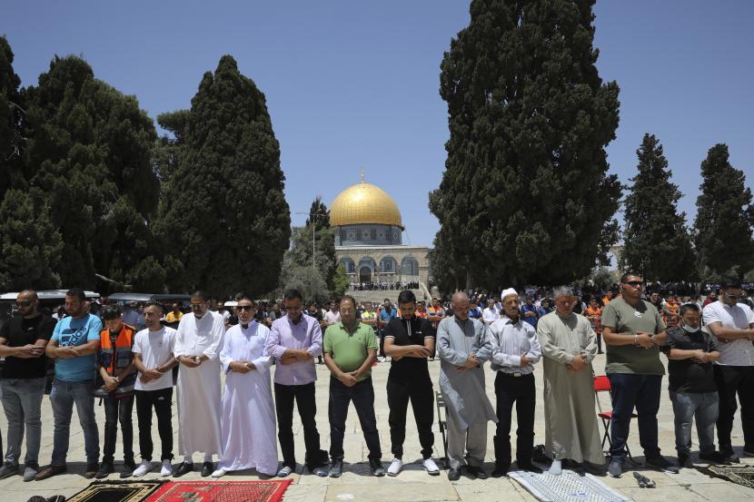 Umat Muslim melakukan sholat Jumat di Masjid Al Aqsa (ilustrasi). Lebih dari 50 warga Palestina sholat Jumat pertama Ramadhan di Masjid Al Aqsa