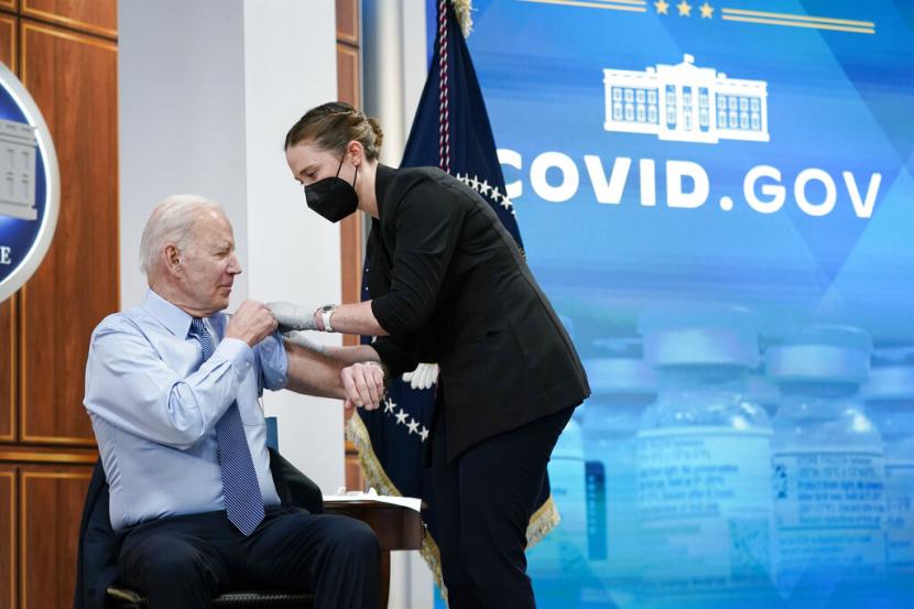 Presiden Amerika Serikat (AS) Joe Biden mendapatkan suntikan booster Covid-19 kedua pada Rabu (30/3/2022) di White House.  Studi oleh Pusat Pengendalian dan Pencegahan Penyakit AS (CDC) menunjukkan lebih dari separuh populasi Amerika Serikat (AS) telah terinfeksi Covid-19 setidaknya satu kali.