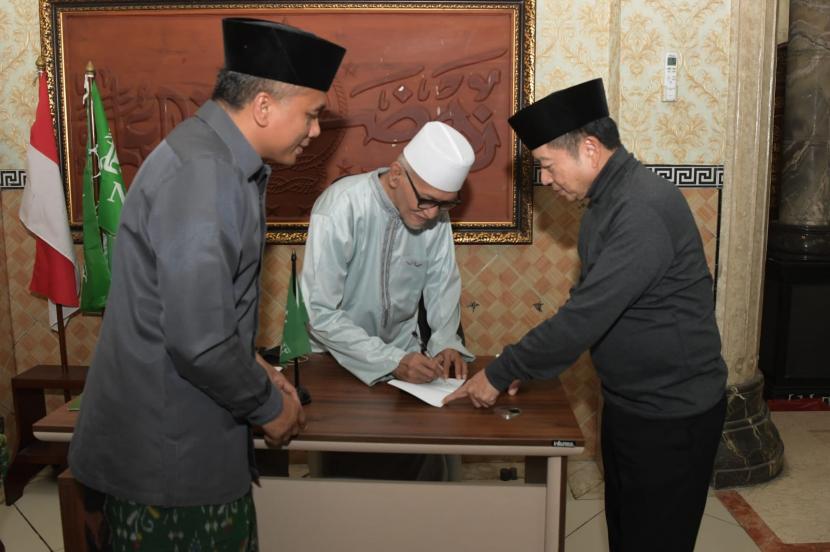Ketua Umum PPP Suharso Monoarfa bersilaturahim di kediaman Rois Aam PBNU KH Miftachul Akhyar di Pesantren Miftachussunah, di Surabaya, Sabtu (16/4/2022) malam. Silaturahim berjalan gayeng dan berlangsung selama 2 (dua) jam, dimulai pukul 20.30 hingga 22.30 wib.