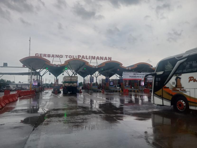 GT Palimanan Tol Cipali diguyur hujan, Senin (25/4) sore. Para pengguna kendaraan diimbau mematuhi batas kecepatan laju kendaraan.