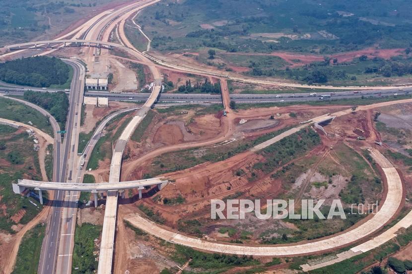 Foto udara proyek pembagunan Jalan Tol Jakarta - Cikampek II Selatan Seksi 3 di Purwakarta, Jawa Barat, Rabu (16/2/2022). PT Jasa Marga (Persero) Tbk melalui anak usahanya PT Jasamarga Japek Selatan (JJS) akan mengoperasikan secara fungsional Jalan Tol Jakarta-Cikampek II Selatan mulai dari Simpang Susun (SS) Sadang hingga Kutanegara sepanjang 8,5 kilometer.