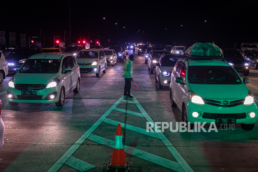 Sejumlah kendaraan roda empat antre untuk memasuki Gerbang Tol Kalikangkung, Semarang, Jawa Tengah, Kamis (28/4/2022). Volume kendaraan arus mudik Tol Trans Jawa Batang-Semarang dari arah Jakarta yang memasuki Gerbang Tol Kalikangkung menuju ke sejumlah wilayah di Jateng dan Jatim pada H-4 Lebaran hingga pukul 23:00 WIB terpantau padat.