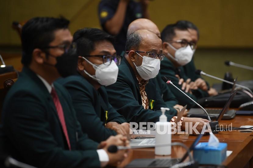 Ketua Pengurus Besar Ikatan Dokter Indonesia (PB IDI) Adib Khumaidi (tengah) memberikan paparan saat mengikuti Rapat Dengar Pendapat Umum (RDPU) dengan Komisi IX DPR di Jakarta, Senin (4/4/2022). RDPU membahas tentang tugas pokok dan fungsi Ikatan Dokter Indonesia (IDI) sebagai organisasi profesi kedokteran di Indonesia serta masalah pemecatan mantan Menteri Kesehatan Terawan Agus Putranto dari keanggotaan IDI.