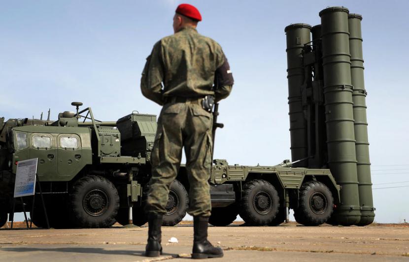 Sistem misil S-400 milik Rusia. Pembelian sistem rudal S-400 oleh Turki membuatnya gagal memperoleh F-35 dari AS. Ilustrasi.