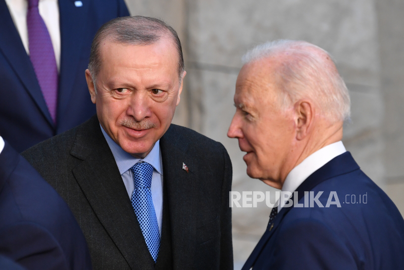 Presiden AS Joe Biden (kanan) dan Presiden Turki Recep Tayyip Erdogan (kiri) berbicara selama foto untuk KTT NATO yang luar biasa di markas Aliansi di Brussels, Belgia, 24 Maret 2022. Turki dan Amerika Serikat (AS) akan menggelar pembicaraan tingkat tinggi, untuk memperbaiki hubungan yang sebelumnya renggang.