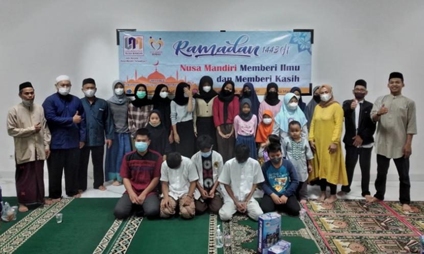 Universitas Nusa Mandiri (UNM) kampus Margonda, Depok berkoloborasi bersama DKM Masjid Al-Ihsan, menggelar acara santunan kepada anak yatim warga RW 07 Kota Beji Depok.